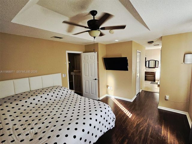 14070 S Forest Oak Cir, Davie, FL 33325