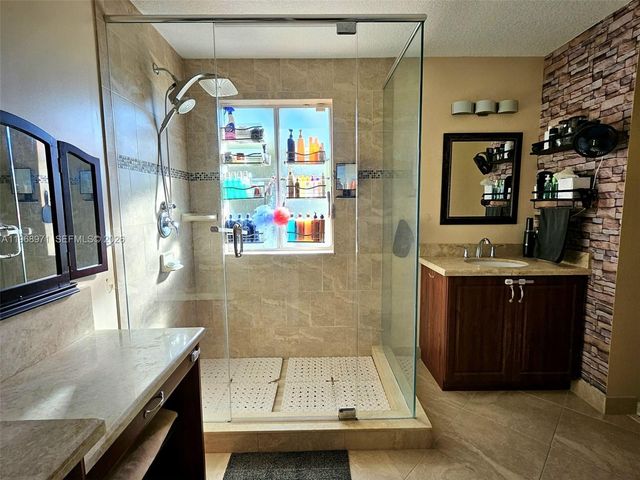 14070 S Forest Oak Cir, Davie, FL 33325