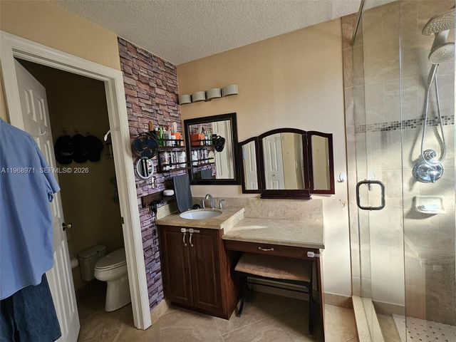 14070 S Forest Oak Cir, Davie, FL 33325