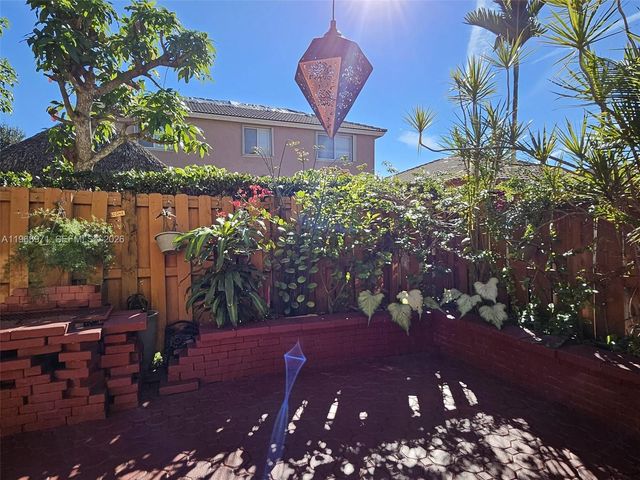 14070 S Forest Oak Cir, Davie, FL 33325