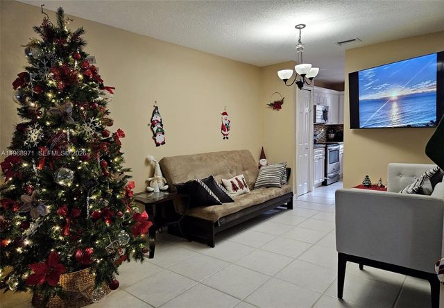 14070 S Forest Oak Cir, Davie, FL 33325