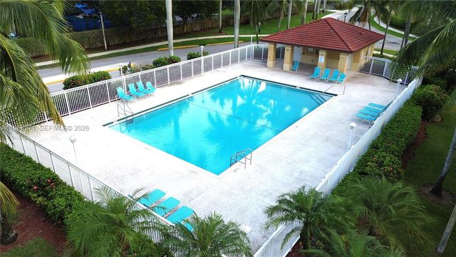 14070 S Forest Oak Cir, Davie, FL 33325