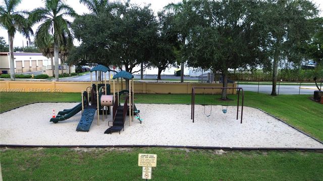 14070 S Forest Oak Cir, Davie, FL 33325