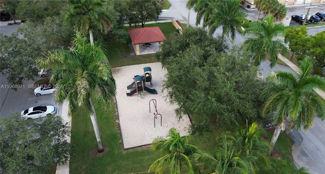 14070 S Forest Oak Cir, Davie, FL 33325