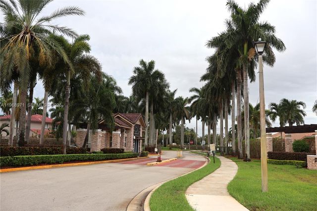 14070 S Forest Oak Cir, Davie, FL 33325