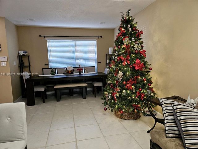 14070 S Forest Oak Cir, Davie, FL 33325