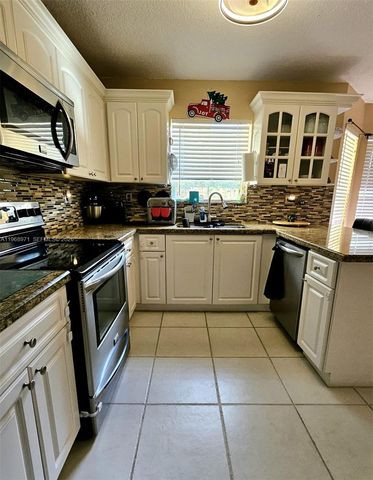 14070 S Forest Oak Cir, Davie, FL 33325