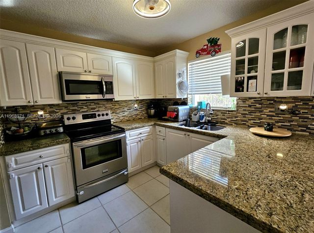 14070 S Forest Oak Cir, Davie, FL 33325