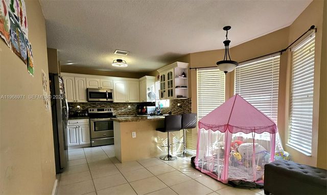 14070 S Forest Oak Cir, Davie, FL 33325