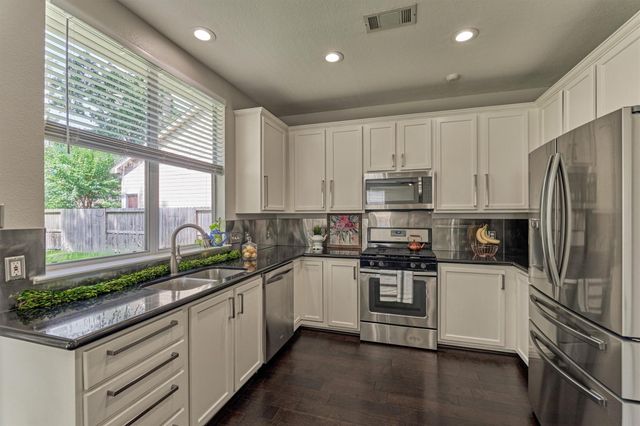23 Wintergrass Place, The Woodlands, TX 77382