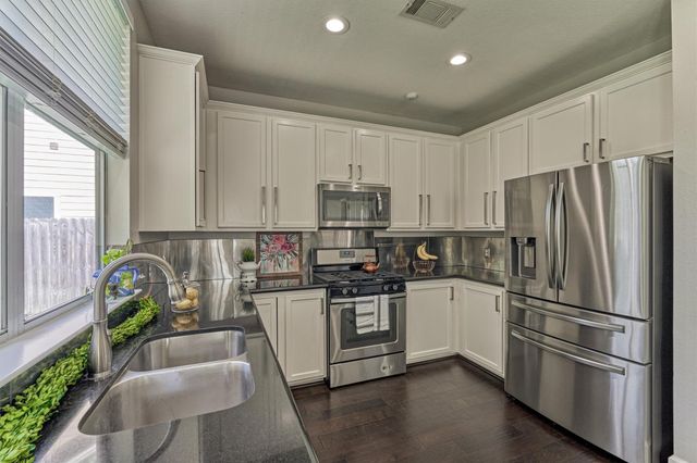 23 Wintergrass Place, The Woodlands, TX 77382