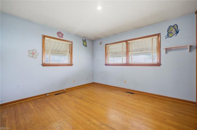 58 Peters LN, Newport News, VA 23606