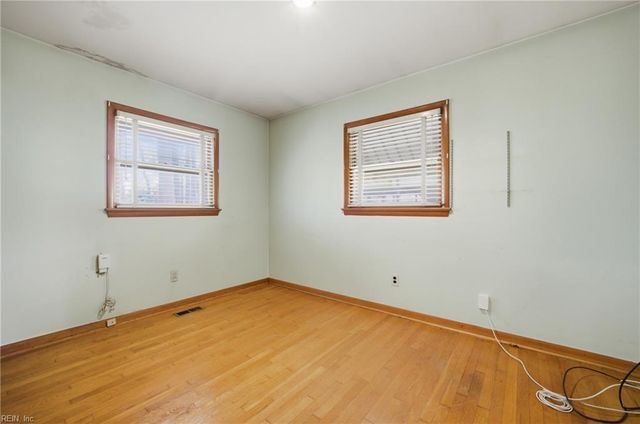 58 Peters LN, Newport News, VA 23606