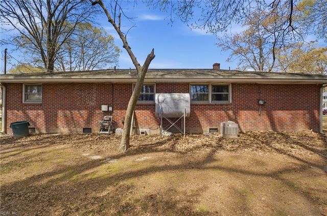 58 Peters LN, Newport News, VA 23606