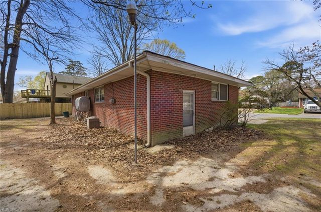 58 Peters LN, Newport News, VA 23606