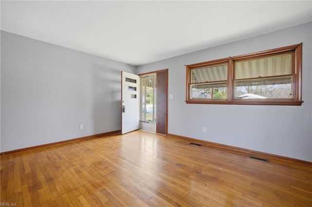 58 Peters LN, Newport News, VA 23606