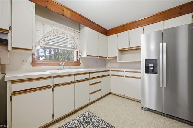 58 Peters LN, Newport News, VA 23606