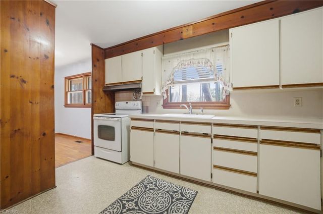 58 Peters LN, Newport News, VA 23606