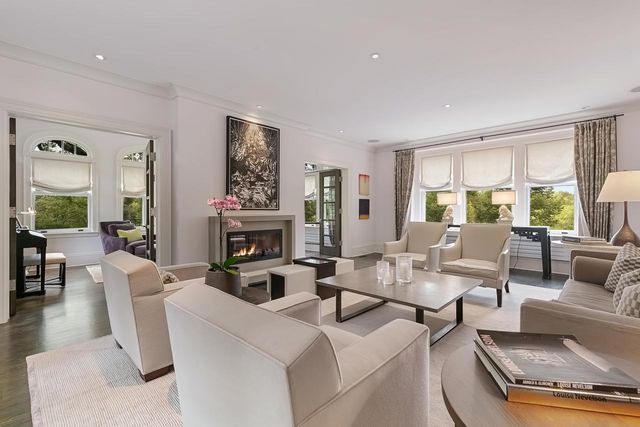 2119 E Lake Of The Isles Parkway, Minneapolis, MN 55405