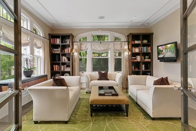 2119 E Lake Of The Isles Parkway, Minneapolis, MN 55405