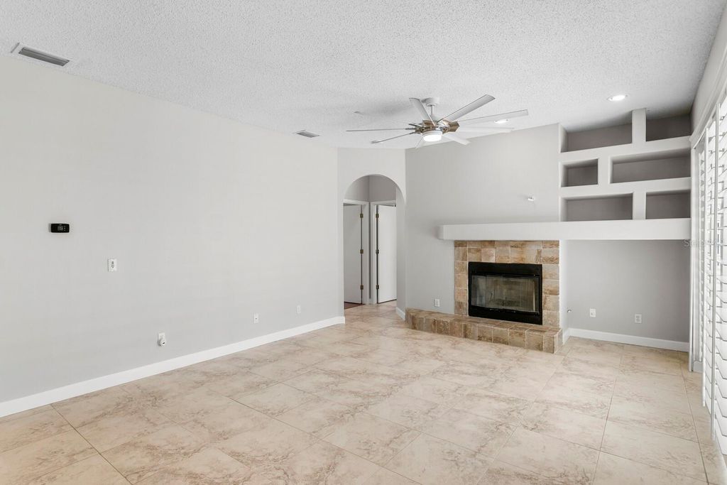 Image 18 of property listing at 9337 WELLINGTON PARK CIRCLE, Tampa, FL 33647