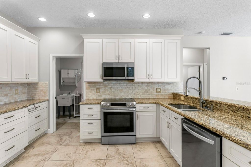 Image 26 of property listing at 9337 WELLINGTON PARK CIRCLE, Tampa, FL 33647