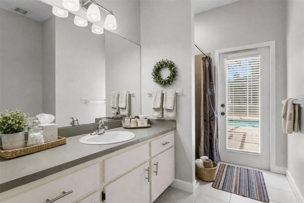 Image 46 of property listing at 9337 WELLINGTON PARK CIRCLE, Tampa, FL 33647