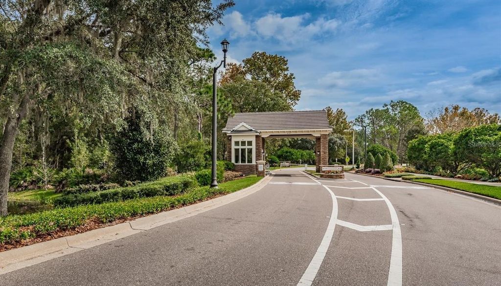 Image 8 of property listing at 9337 WELLINGTON PARK CIRCLE, Tampa, FL 33647