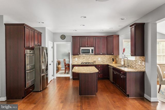 5813 WATERLOO BRIDGE CIR, Haymarket, VA 20169
