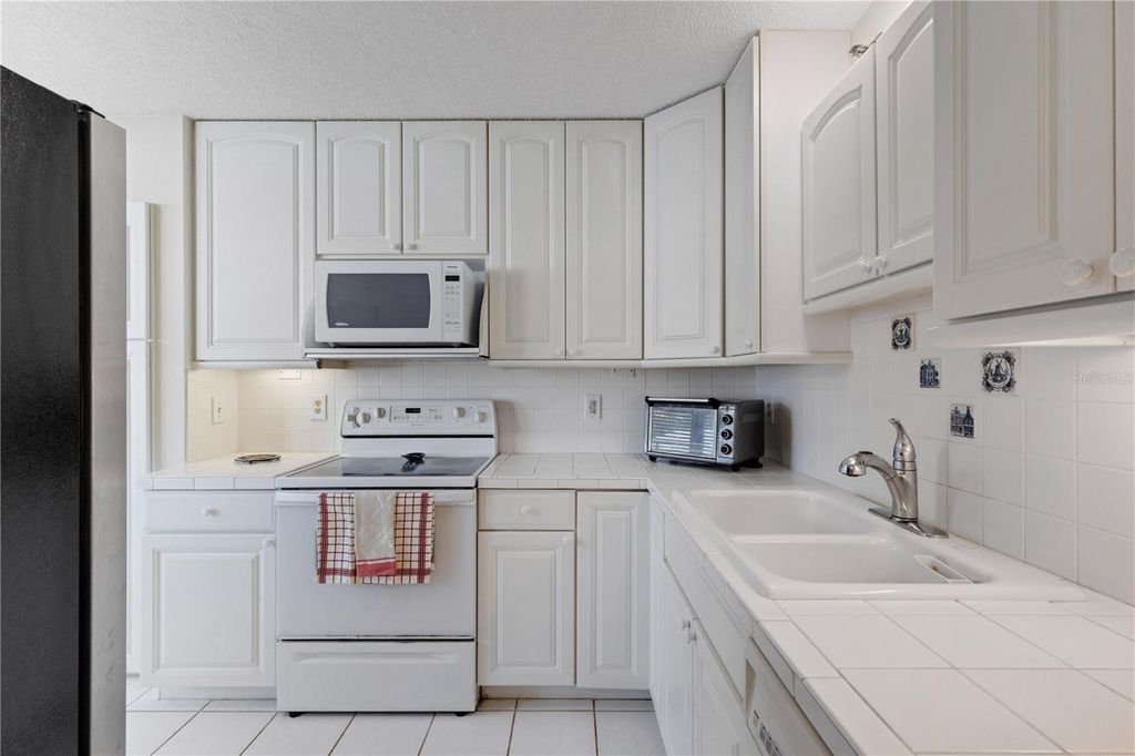 Image 10 of property listing at 4480 FAIRWAYS BOULEVARD 208, Bradenton, FL 34209