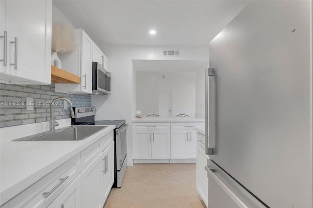 927 NE 199th St 202, Miami, FL 33179