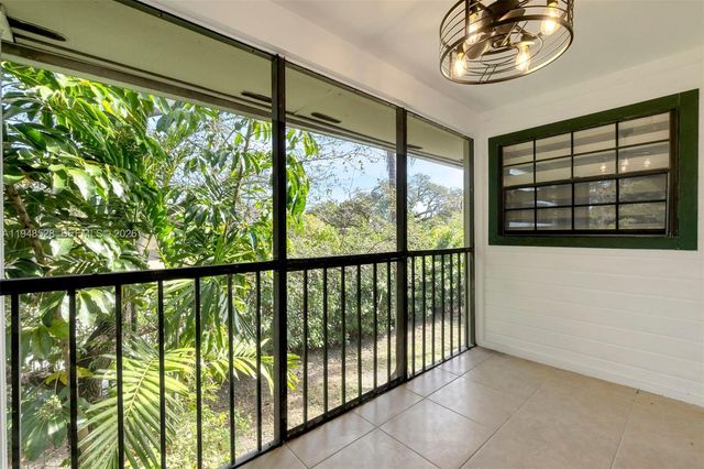 927 NE 199th St 202, Miami, FL 33179