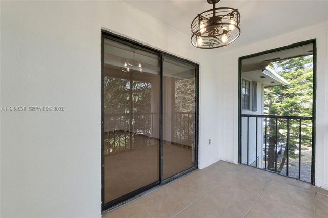 927 NE 199th St 202, Miami, FL 33179