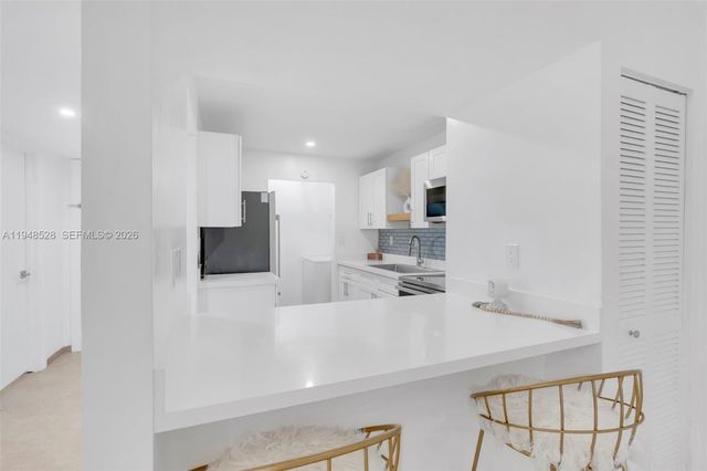 927 NE 199th St 202, Miami, FL 33179