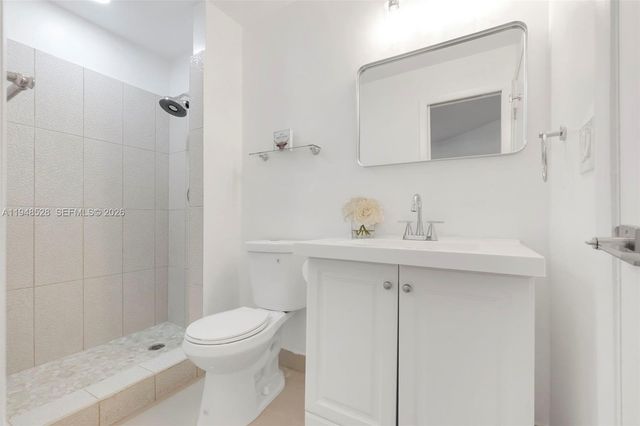 927 NE 199th St 202, Miami, FL 33179