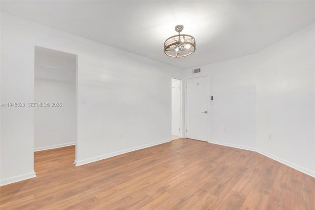 927 NE 199th St 202, Miami, FL 33179