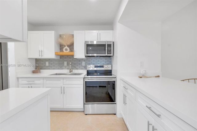 927 NE 199th St 202, Miami, FL 33179