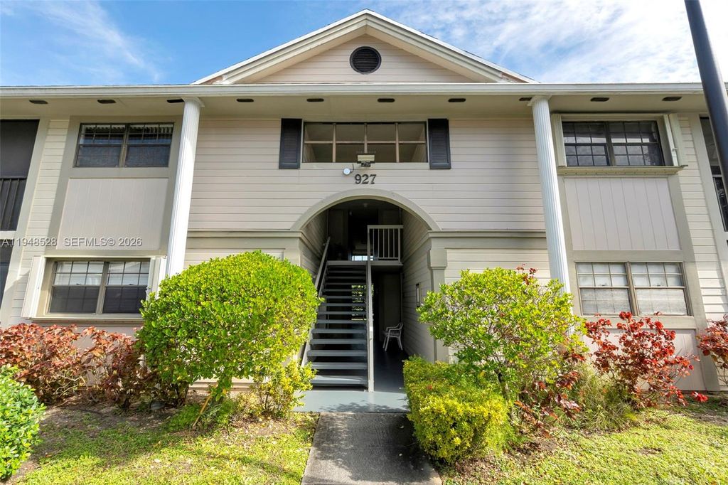 927 NE 199th St 202, Miami, FL 33179