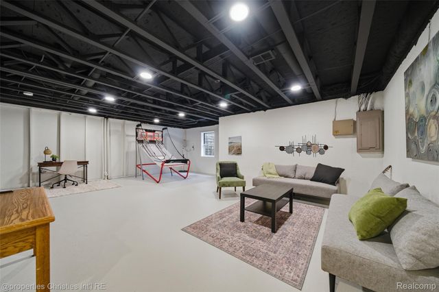 1144 Fairways Boulevard, Troy, MI 48085