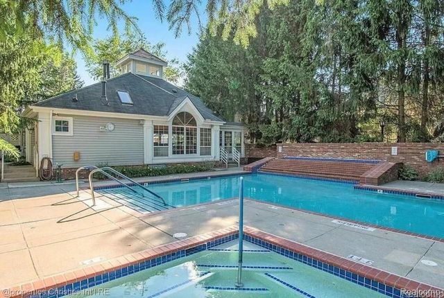 1144 Fairways Boulevard, Troy, MI 48085