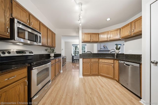 1144 Fairways Boulevard, Troy, MI 48085