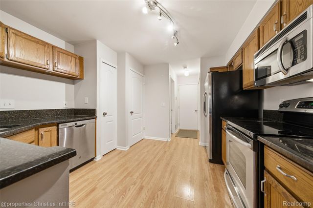 1144 Fairways Boulevard, Troy, MI 48085