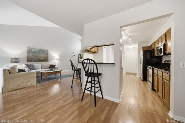 1144 Fairways Boulevard, Troy, MI 48085