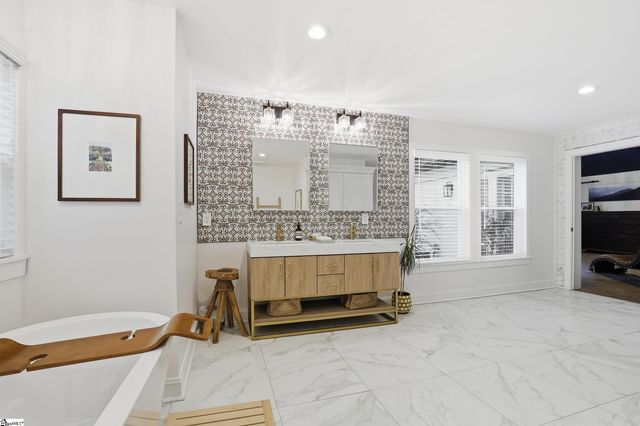 405 Foot Hills Road, Greenville, SC 29617