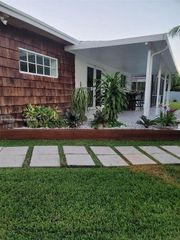 290 NW 92nd Ave, Pembroke Pines, FL 33024
