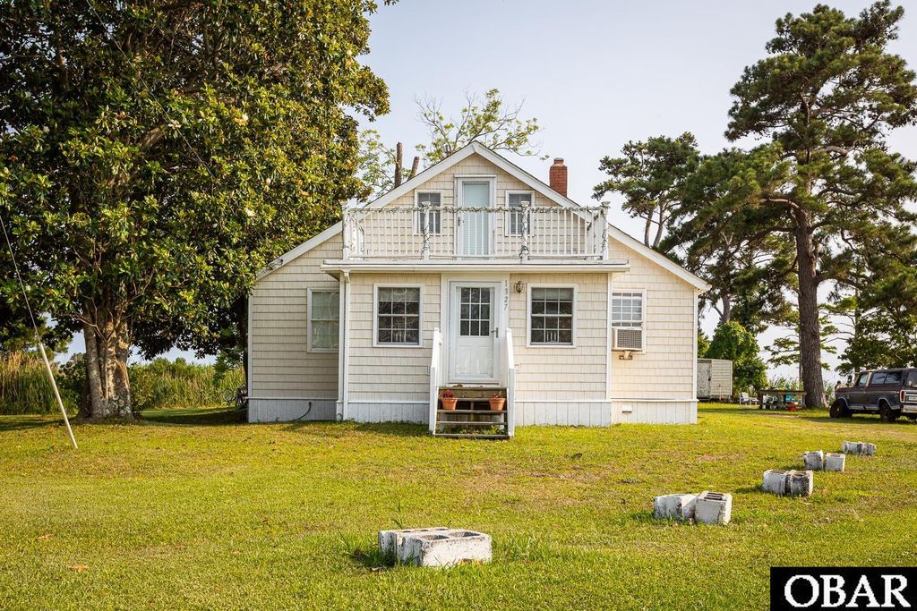 Image 17 of property listing at 1327 W Kitty Hawk Road, Kitty Hawk, NC 27949