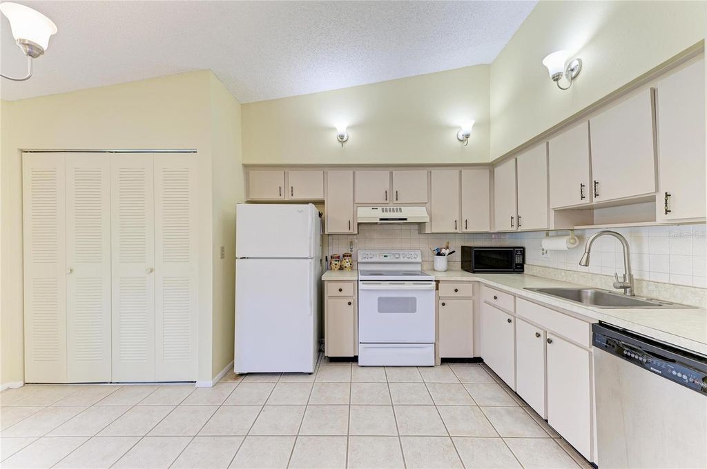 Image 9 of property listing at 3403 36TH STREET W 109, Bradenton, FL 34205