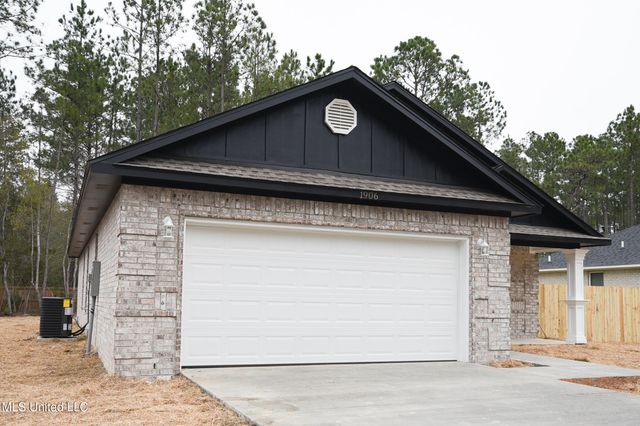 1906 Kingslea Drive, Gautier, MS 39553