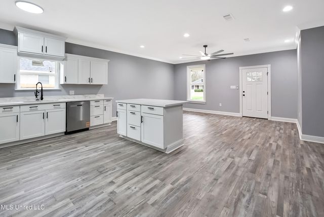 1906 Kingslea Drive, Gautier, MS 39553