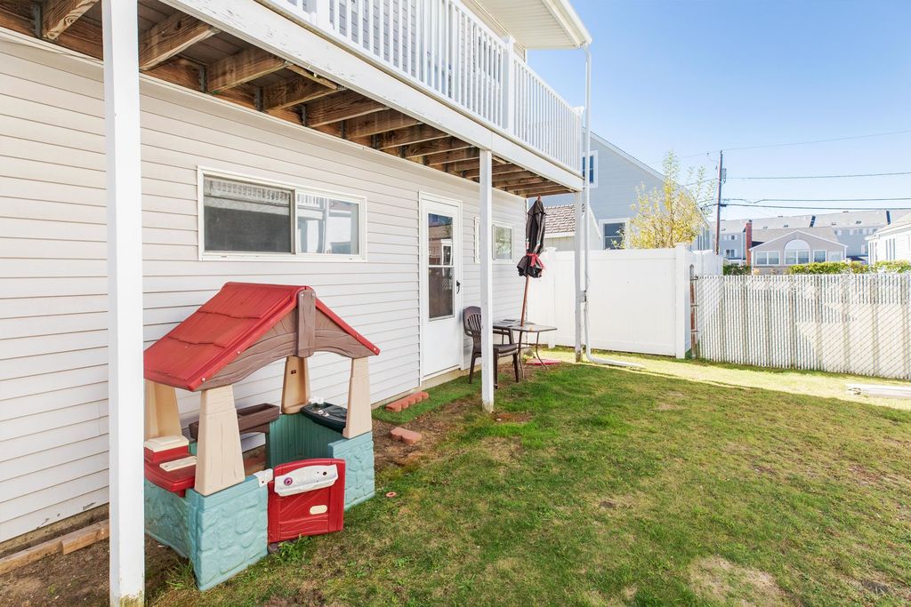 Image 19 of property listing at 18 Whitten Street B, Hampton, NH 03842